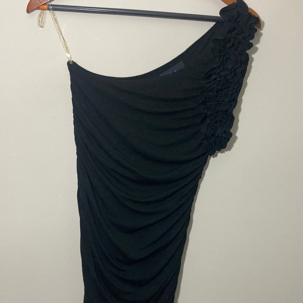 Forever 21 One Shoulder Dress Beautiful Body Con Style in Black.